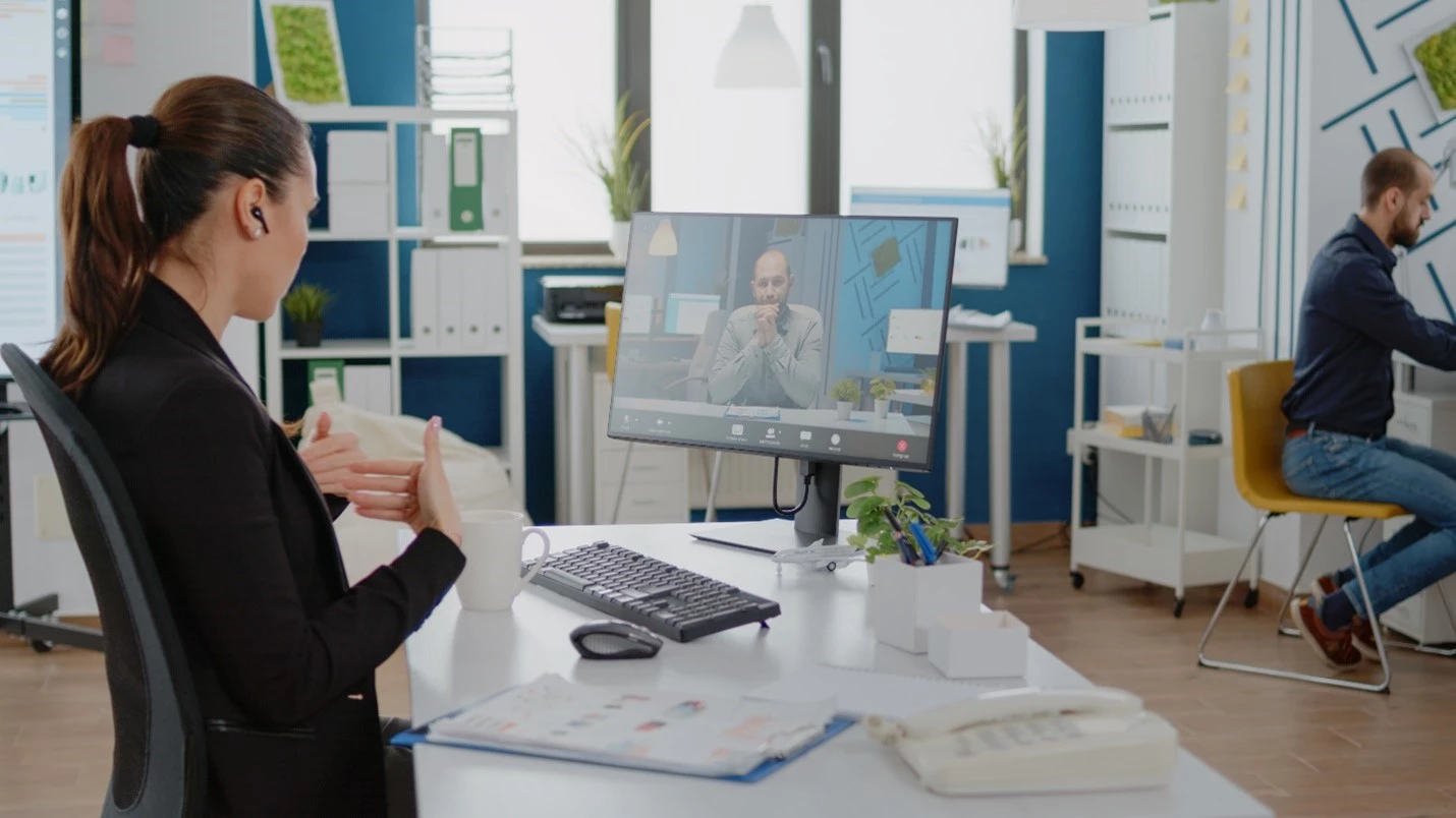 Suasana bekerja di Kantor Konvensional berbeda dengan Virtual Office